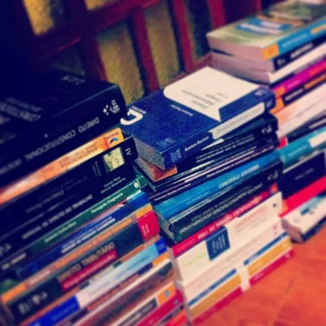 Livros que Carol Alvarenga usou para estudar para concursos